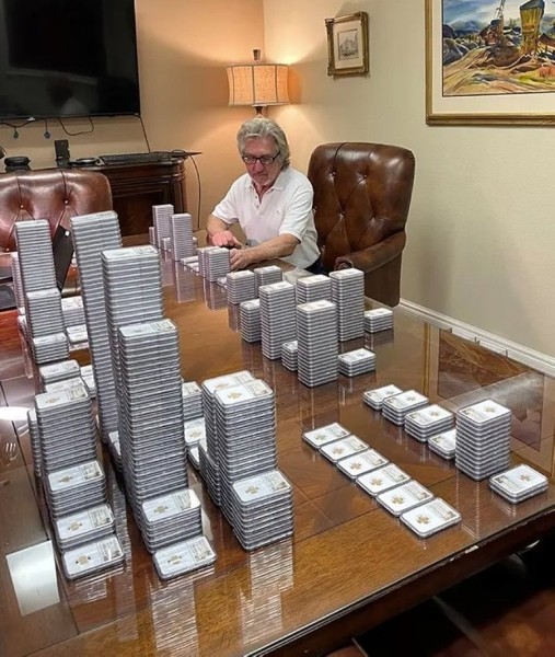 Мужчина откопал 700 золотых монет. Клад может стоить миллионы долларов