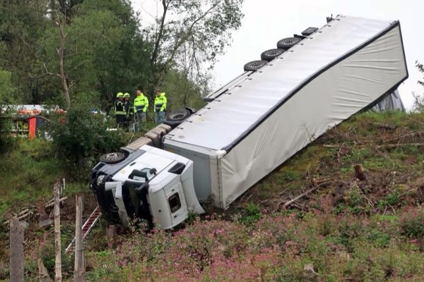 В Германии фура белоруса вылетела с трассы и зависла на боку на склоне