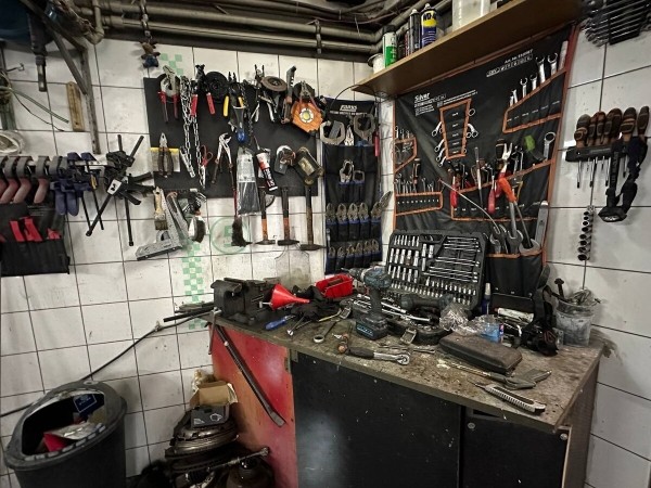 Белорусы арендовали под Варшавой бывшую автомойку и открыли СТО. Выгодно?