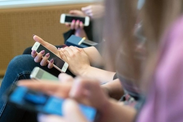 Ученые рассказали, кто наиболее зависим от смартфонов и соцсетей