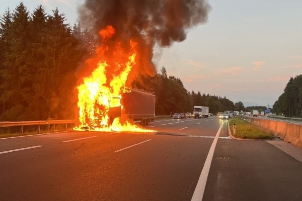 В Австрии тягач белоруса сгорел от попавшего под него мотоцикла