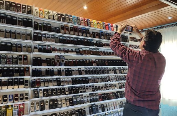 Рекордная коллекция: испанец собрал 3615 мобильных телефонов и вошел в Книгу рекордов