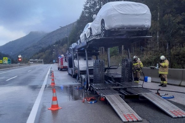 В Австрии в туннеле загорелся автовоз белоруса В Австрии в туннеле загорелся автовоз белоруса