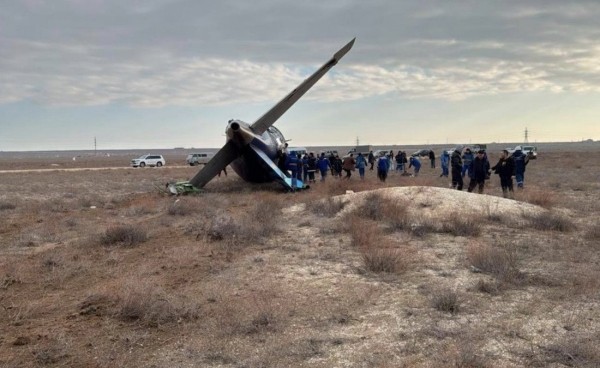 В Казахстане упал пассажирский самолет — видео и фото