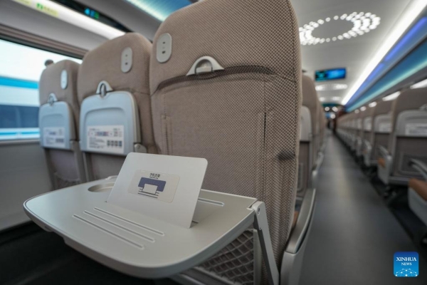 В Китае появился пассажирский поезд, способный развивать 450 километров в час — посмотрите, как он выглядит внутри В Китае появился пассажирский поезд, способный развивать 450 километров в час — посмотрите, как он выглядит внутри