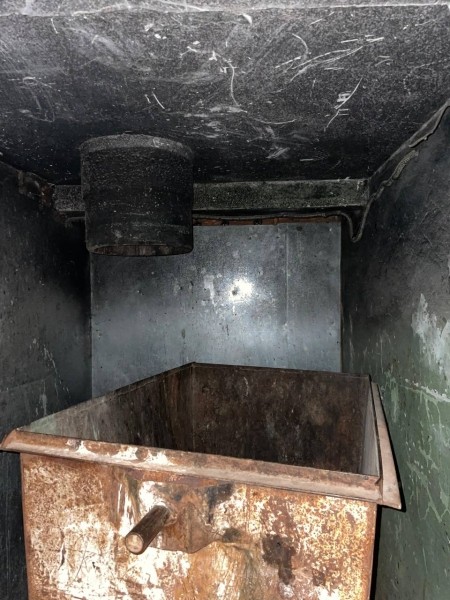 Жуткая история из России: 15-летние родители выбросили ребенка в мусорку