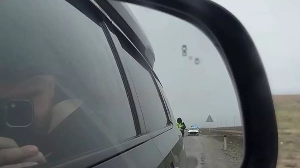 Белорусы отдали $400 полицейским в Казахстане. На историю отреагировали в местном МВД